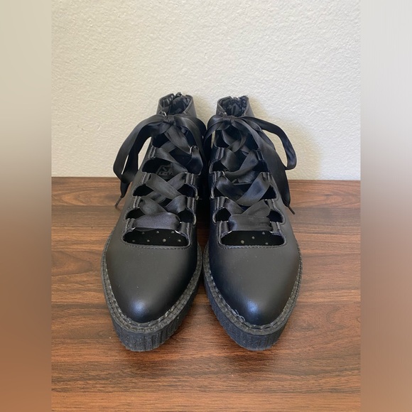 Shoes - Picture 2 of 4